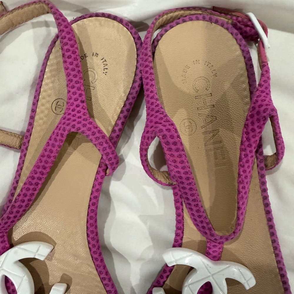 CHANEL Pink CC Logo Sandals - Picture 2 of 4